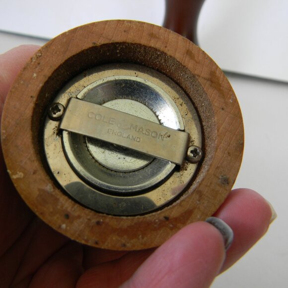 Cole & Mason Salt Mill Grinder-Pepper Grinder MADE IN ENGLAND CLASSIC - Picture 5 of 6